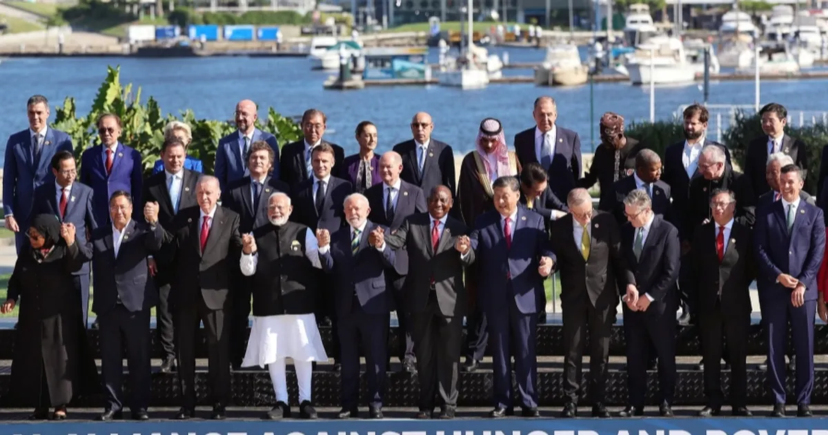 G20’de aile fotoğrafında el ele poz